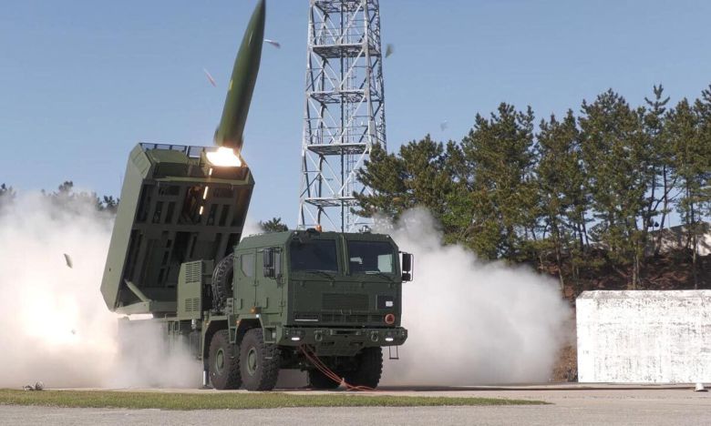 폴란드에 수출되는 천무 다연장로켓에서 수출용 전술탄도미사일이 발사되고 있다. 세계일보 자료사진