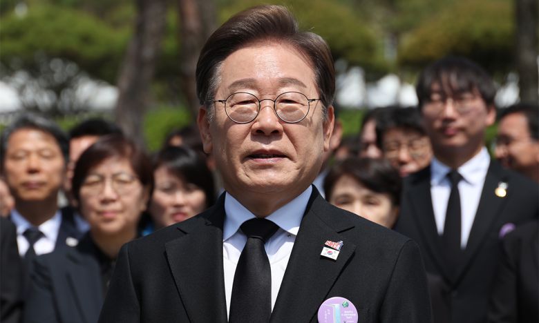 더불어민주당 이재명 대선후보가 18일 광주광역시 북구 국립 5·18민주묘지에서 열린 5·18민주화운동 45주년 기념식에 참석한 뒤 취재진과 만나 이날 발표한 개헌 관련 입장에 대한 질문에 답하고 있다. 공동 취재