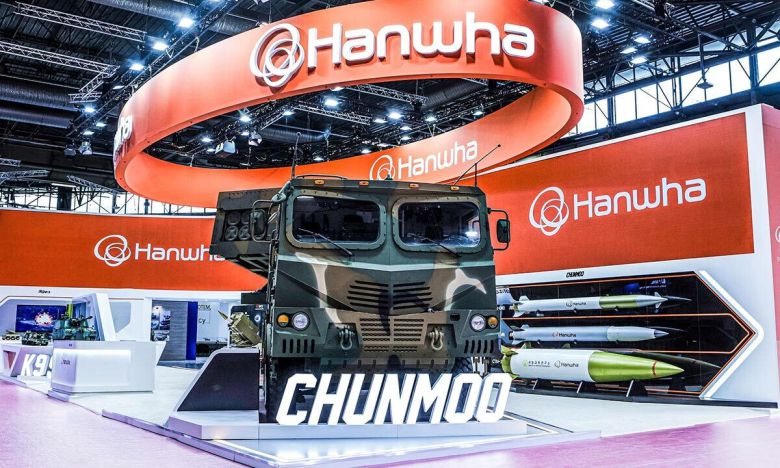 한화에어로스페이스 부스에 천무 다연장로켓과 유도탄들이 전시되어 있다. 한화에어로스페이스 제공