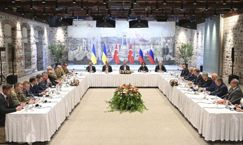 3년 만에 만났지만 … 16일(현지시간) 튀르키예 이스탄불 대통령궁에서 하칸 피단 튀르키예 외무장관(가운데)의 중재로 우크라이나 대표단(왼쪽)과 러시아 대표단이 협상을 벌이고 있다. 양국이 대면한 것은 전쟁 발발 직후인 2022년 3월 이후 3년2개월 만이다. 이스탄불=AP연합뉴스