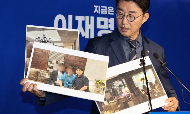 노종면 더불어민주당 선거대책위위19일 오후 서울 여의도 더불어민주당사에서 기자회견을 열고 지귀연 서울중앙지법 부장판사 룸살롱 출입 증거 사진을 공개하고 있다. 뉴스1