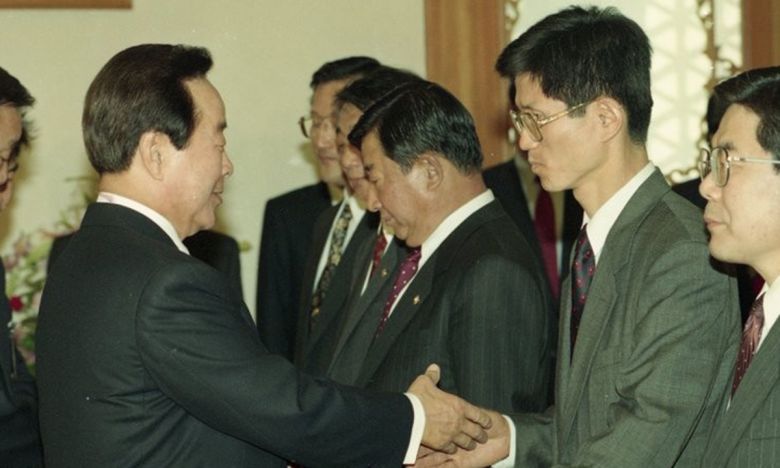1994년 9월 민주자유당 총재인 김영삼 대통령으로부터 지구당위원장 임명장을 받으며 악수하고 있다. 연합뉴스