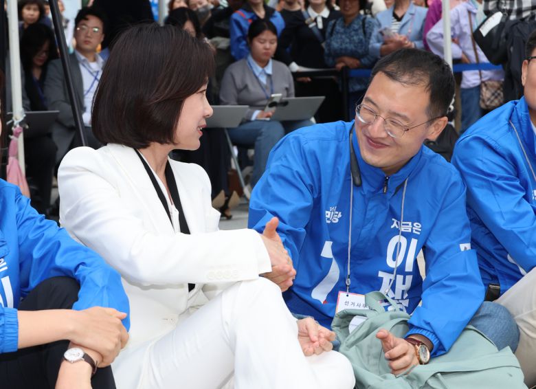 허은아 전 개혁신당 대표와 국민의힘을 탈당해 더불어민주당에 입당한 김상욱 의원이 19일 서울 영등포구 타임스퀘어에서 열린 더불어민주당 이재명 대선 후보 유세에서 악수하고 있다. 연합뉴스