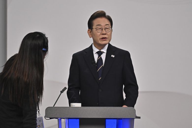 더불어민주당 이재명 대선후보가 지난 18일 서울 마포구 상암동 SBS 프리즘센터 스튜디오에서 열린 제21대 대선 1차 후보자 토론회를 준비하고 있다. 국회사진기자단