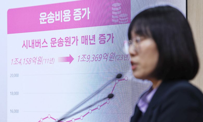 이자영 서울시 버스정책과장이 19일 서울 중구 서울시청에서 시내버스 노조 파업 관련 브리핑을 하고 있다. 뉴스1