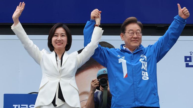 더불어민주당 이재명 대선 후보가 19일 서울 영등포구 타임스퀘어에서 열린 유세에서 허은아 전 개혁신당 대표와 함께 손을 잡고 포즈를 취하고 있다. 연합뉴스