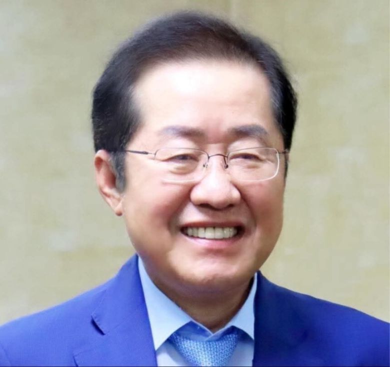 국민의힘 대선 경선에서 패배한 후 정계 은퇴를 선언하고 하와이에 머물고 있는 홍준표 전 대구시장이 19일 파란색 계열 복장을 한 사진으로 소셜미디어(SNS) 프로필을 교체했다. 홍준표 전 대구시장 페이스북 캡처