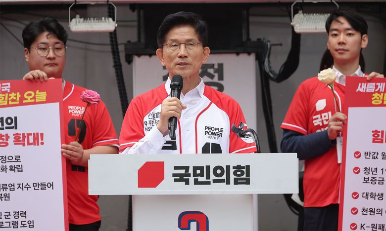 김문수 국민의힘 대통령 후보가 19일 서울 중구 청계광장 소라탑 앞에서 '청년이 바라는 대한민국' 정책 공약 발표를 하고 있다. 공동취재