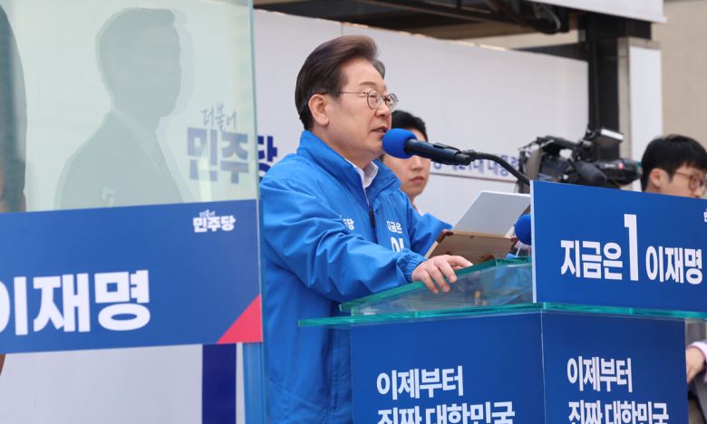 이재명 더불어민주당 대선 후보가 19일 서울 용산구 용산역 광장에서 열린 집중유세에서 지지호소를 하고 있다. 뉴시스