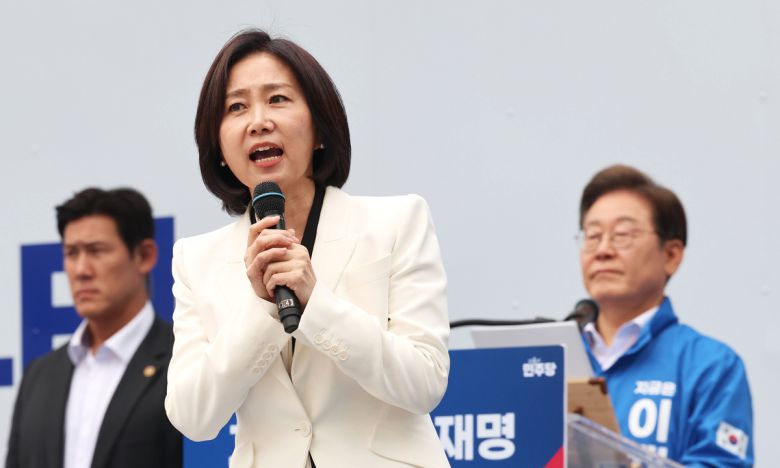 허은아 전 개혁신당 대표가 19일 서울 영등포구 타임스퀘어 광장에서 열린 이재명 더불어민주당 대선 후보의 유세에서 지지선언을 하고 있다. 뉴시스