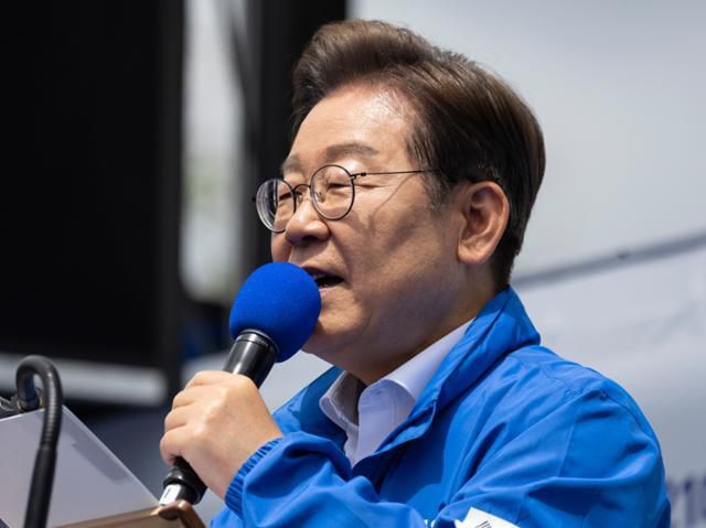 이재명 더불어민주당 대통령 후보가 17일 전남 나주시 금성관망화루 앞에서 열린 유세에 입장하며 시민들에게 지지를 호소하고 있다. 뉴스1.