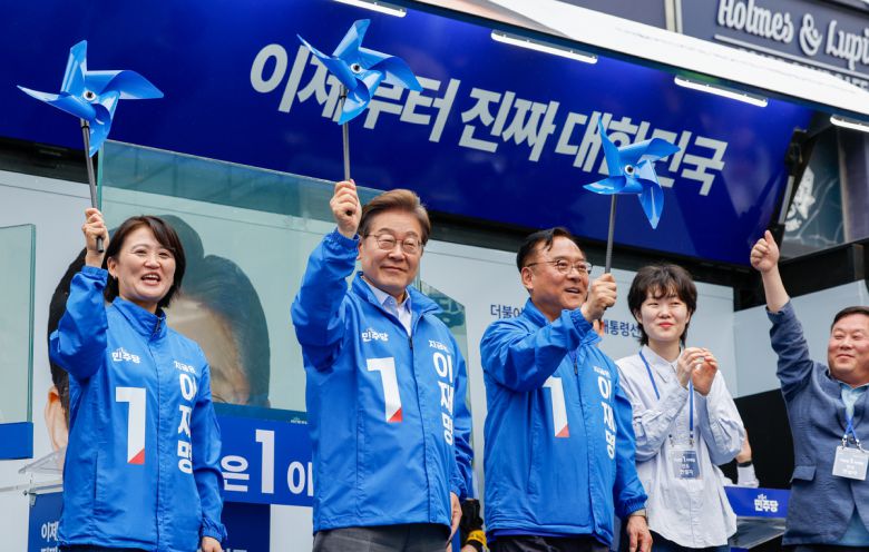 이재명 더불어민주당 대통령 후보가 수도권 표심잡기에 나선 20일 경기 의정부시 로데오거리를 찾아 파란 바람개비를 들고 있다.    뉴스1