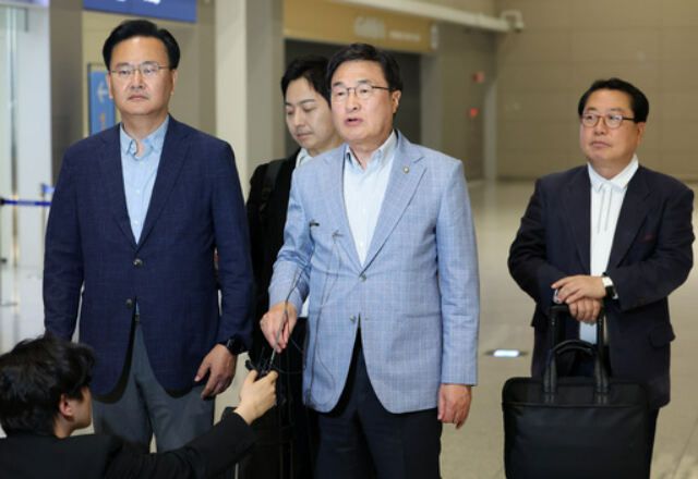 국민의힘 대선 선대위의 유상범 단일화추진본부장(왼쪽)과 김대식 대외협력본부장(가운데)이 지난 18일 홍준표 전 대구시장을 만나기 위해 인천국제공항 제2터미널을 통해 출국하며 취재진에게 입장을 밝히고 있다. 뉴시스