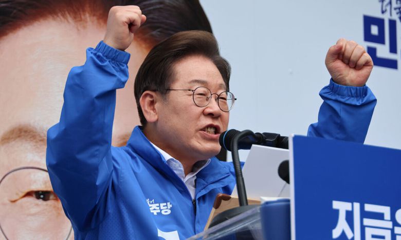 불어민주당 이재명 대선 후보가 서울 표심 잡기에 나선 19일 서울 영등포구 타임스퀘어에서 열린 유세에서 지지를 호소하고 있다. 연합뉴스