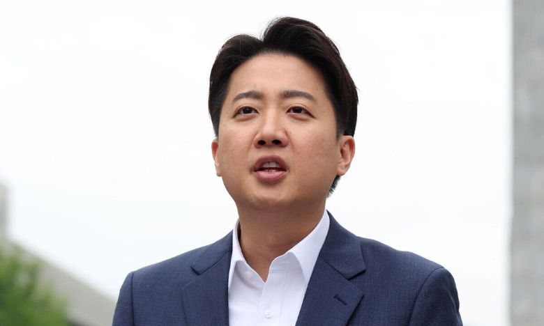 이준석 개혁신당 대선 후보가 19일 오전 서울 종로구 광화문광장 이순신동상 앞에서 기자회견을 하고 있다. 뉴시스