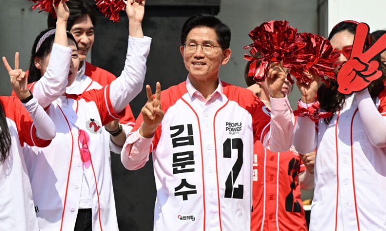 승리 호소 국민의힘 김문수 대선 후보(가운데)가 20일 서울 서초구 고속터미널 광장에서 브이(V) 포즈를 취하며 지지를 호소하고 있다. 이재문 기자