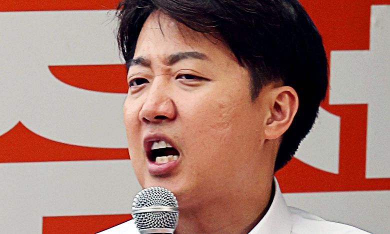 개혁신당 이준석 대선 후보가 19일 오후 광주 북구 전남대학교 후문 앞에서 열린 유세에서 지지를 호소하고 있다. 광주=연합뉴스