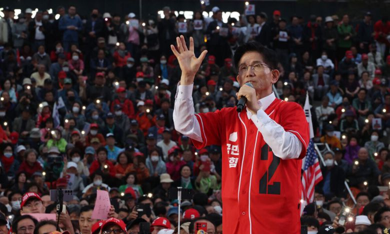 김문수 국민의힘 대선 후보가 19일 저녁 서울역 광장에서 유세를 하고 있다. 뉴시스