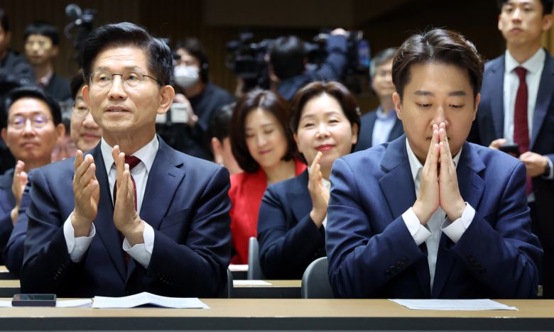 김문수 국민의힘 대선 후보(왼쪽), 이준석 개혁신당 대선 후보가 지난 19일 서울 중구 서울시청에서 열린 '약자와 동행하는 서울' 토론회에 참석해 박수를 치고 있다. 뉴시스