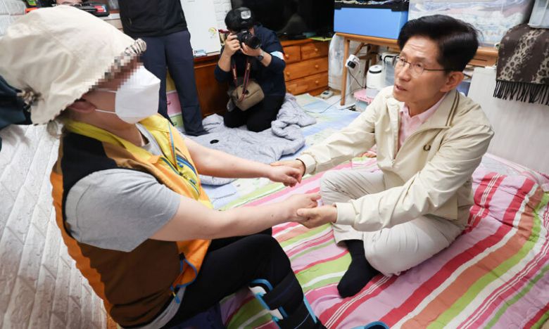 국민의힘 김문수 대선 후보가 20일 서울 영등포구 영등포 쪽방촌을 찾아 한 어르신과 대화하고 있다. 연합뉴스