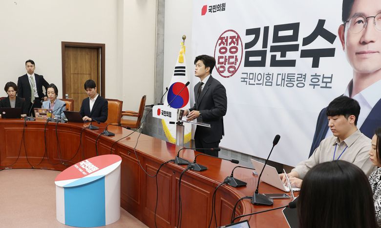 김용태 회견 국민의힘 김용태 비상대책위원장 겸 공동선거대책위원장이 20일 서울 여의도 국회에서 기자회견을 열고 대통령 후보 배우자 TV 토론을 제안하고 있다. 뉴스1