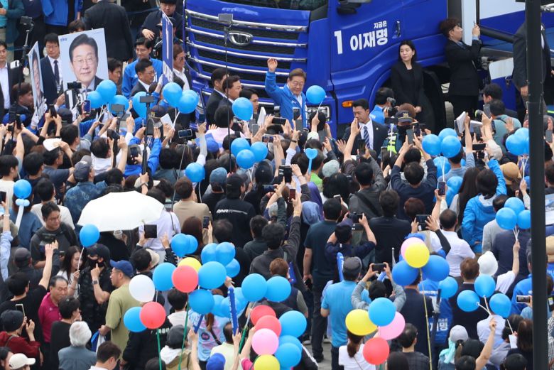 더불어민주당 이재명 대선 후보가 20일 경기 고양시 일산문화광장에서 열린 집중유세에서 시민들에게 인사하고 있다.고양=연합뉴스