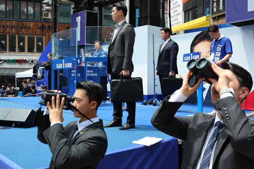 더불어민주당 이재명 대선 후보가 21일 인천 남동구 구월 로데오광장에서 유세하는 가운데 경호원들이 망원경으로 주변을 감시하고 있다. 뉴스1