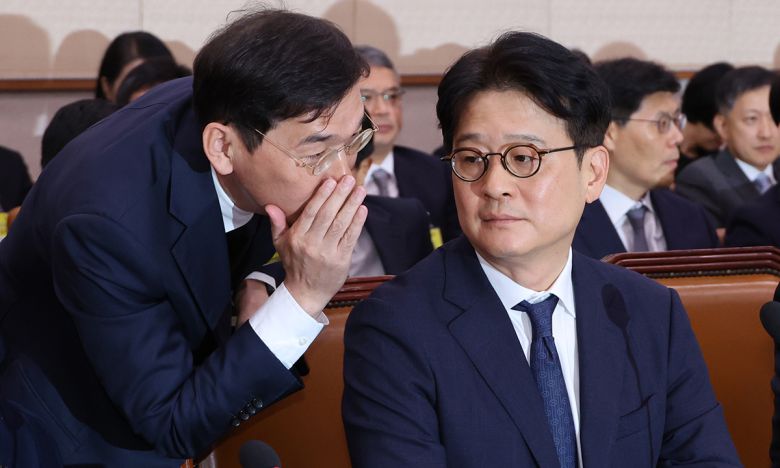 이창수 서울중앙지검장과 중앙지검 조상원 4차장이 지난 20일 전격 사의를 표명했다. 사진은 지난 2024년 10월 18일 국회 법제사법위원회의 서울고검, 수원고검, 서울중앙지검 등에 대한 국정감사에서 이창수 중앙지검장과 조상원 4차장이 대화하는 모습. 연합뉴스