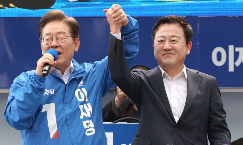 이재명 더불어민주당 대통령 후보가 17일 광주 서구 김대중컨벤션센터 광장에서 열린 집중유세에서 국민의힘 탈당 후 개혁신당 정책위의장을 맡았던 김용남 전 의원을 소개하고 있다. 공동취재