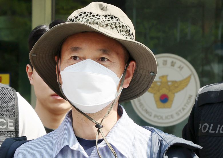 2명이 숨지고 2명이 다친 시흥 살인사건의 피의자 차철남이 21일 오전 구속 전 피의자 심문(영장실질심사) 출석을 위해 경기 시흥경찰서 유치장을 나서고 있다. 연합뉴스