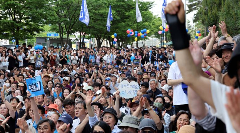 더불어민주당 이재명 대선후보가 21일 인천시 서구 롯데마트 청라점 앞에서 열린 유세에서 연설하는 동안 지지자들이 환호하고 있다. 인천=허정호 선임기자