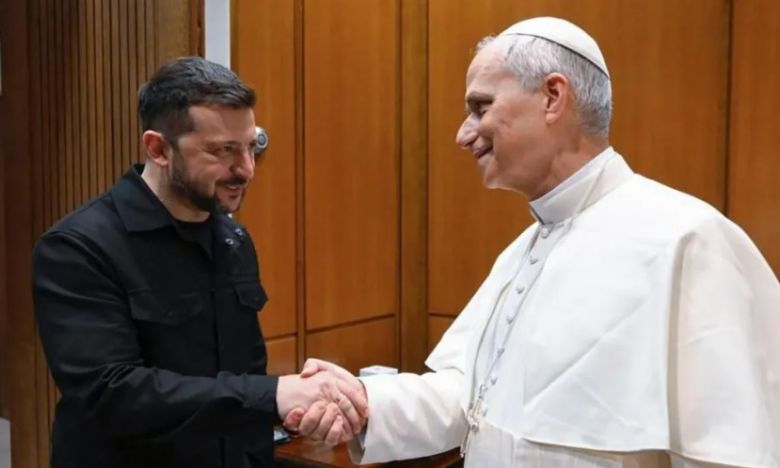 지난 18일(현지시간) 바티칸 교황청을 방문한 볼로디미르 젤렌스키 우크라이나 대통령(왼쪽)이 새 교황 레오 14세와 악수하고 있다. 우크라이나 대통령실 제공