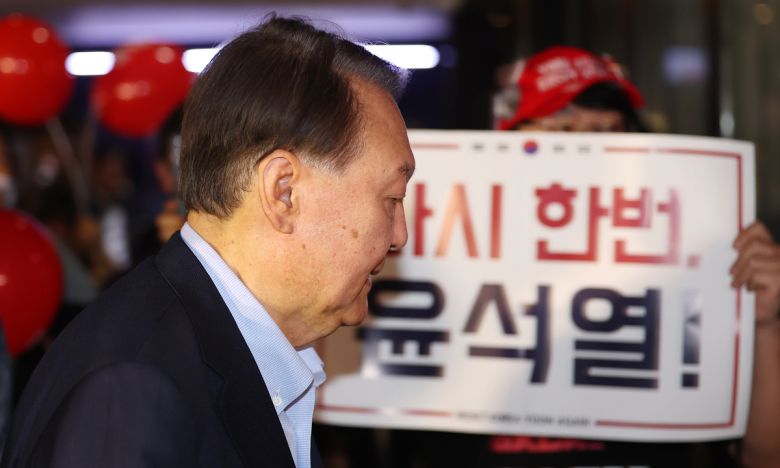 윤석열 전 대통령이 21일 서울 메가박스 동대문에서 이영돈 PD가 제작한 다큐멘터리 영화 '부정선거, 신의 작품인가'를 관람하기 위해 상영관으로 향하고 있다.연합뉴스