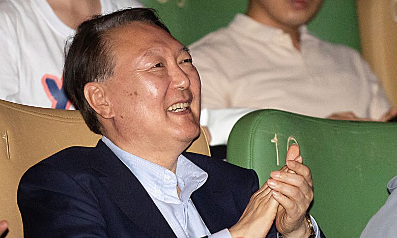 윤석열 전 대통령이 21일 오전 서울 중구 메가박스 동대문점에서 다큐멘터리 영화 '부정선거, 신의 작품인가' 관람을 마친 뒤 박수치고 있다. 뉴시스