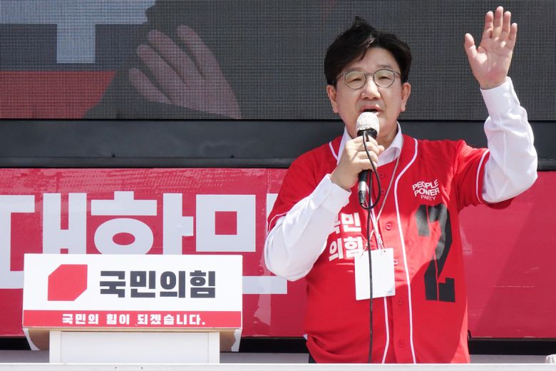 국민의힘 권성동 공동선대위원장이 17일 오후 제주시 도두일동 제주오일시장에서 김문수 후보 지지를 호소하고 있다. 제주=뉴시스