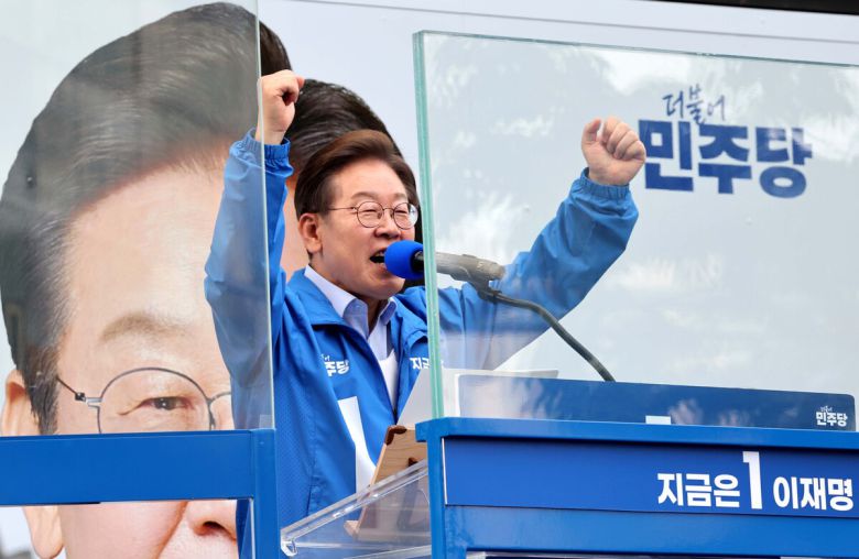 더불어민주당 이재명 대선후보가 21일 인천시 서구 롯데마트 청라점 앞에서 열린 유세에서 연설하고 있다. 인천=허정호 선임기자