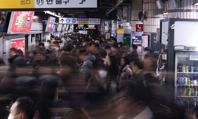 서울 지하철 1호선 서울역 탑승장이 퇴근길 이용객들로 붐비고 있다. 연합뉴스