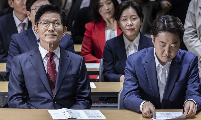 국민의힘 김문수 대선후보와 개혁신당 이준석 대선후보가 지난 19일 서울 중구 서울시청에서 열린 '약자와 동행하는 서울 토론회'에 참석해 오세훈 서울시장의 환영사를 듣고 있다. 연합뉴스