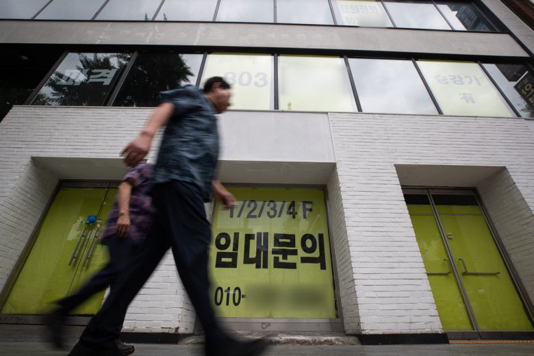 서울의 한 상가 건물에 ‘임대문의’ 안내문이 붙어 있다. 올해 1분기 폐업한 자영업자 중 약 50만 곳은 대출을 안은 채 문을 닫은 것으로 조사됐다. 뉴스1