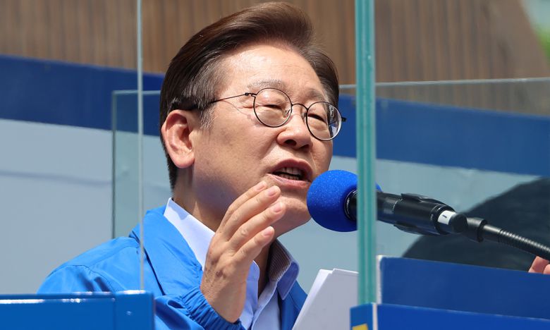 더불어민주당 이재명 대선 후보가 21일 인천광역시 남동구 구월 로데오광장에서 열린 유세에서 시민들에게 지지를 호소하고 있다. 연합뉴스