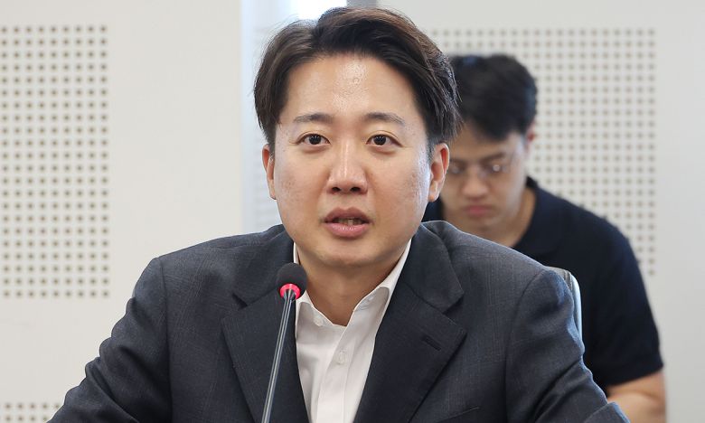 개혁신당 이준석 대선 후보가 21일 경기 성남의료원에서 한호성 원장과 간담회를 하고 있다. 연합뉴스