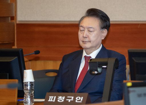 지난 2월20일 윤석열 전 대통령이 서울 종로구 헌법재판소 대심판정에서 열린 탄핵심판 10차 변론에 출석해 눈을 감고 있다. 연합뉴스