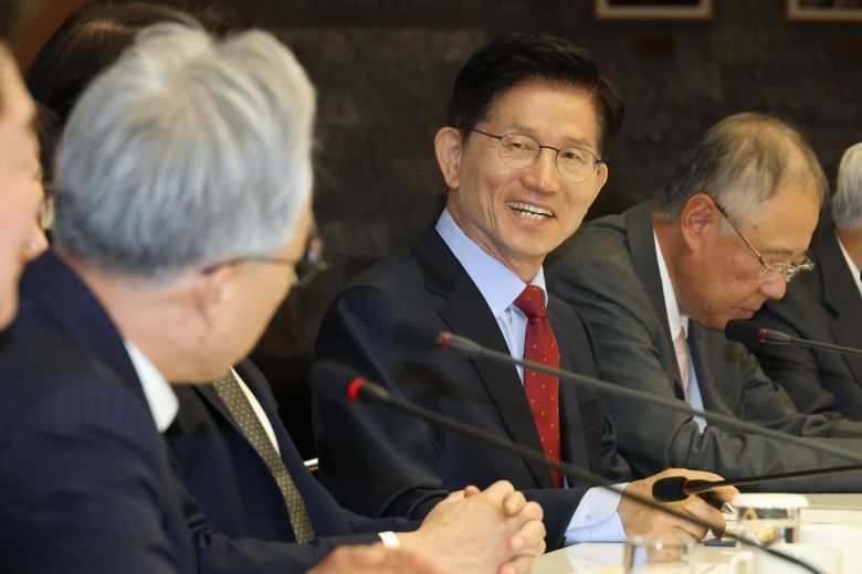 김문수 국민의힘 대통령 후보가 22일 오전 서울 중구 대한상공회의소에서 열린 경제5단체와의 간담회에서 최진식 한국중견기업연합회 회장의 정책제언을 들으며 미소짓고 있다.    공동취재