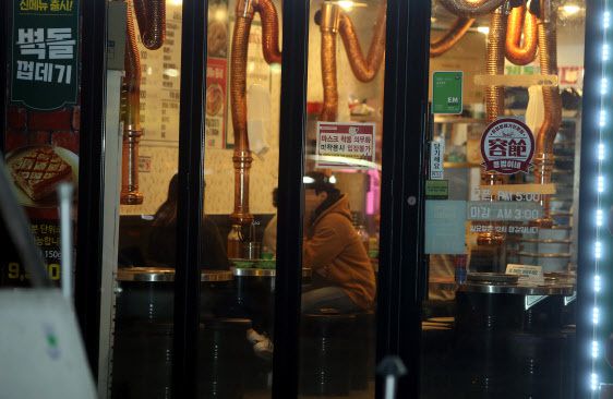 지난 4월 자영업자 수는 1년 전보다 6000명 감소한 561만5000명을 기록했다. 연합뉴스