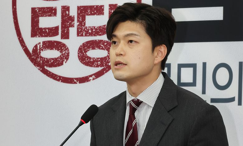 국민의힘 김용태 비상대책위원장이 21일 서울 여의도 국회에서 기자회견을 열고 김건희 여사와 관련한 문제 등과 관련해 발언하고 있다. 연합뉴스