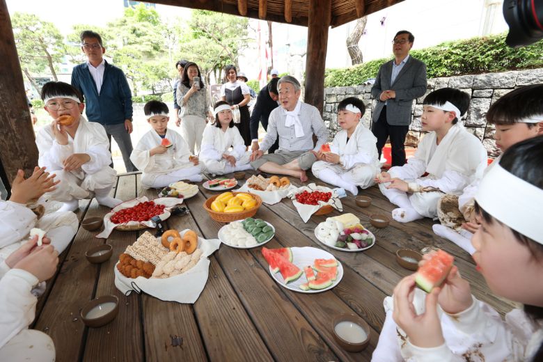 강호동 농협중앙회장은 서울 중구 농업박물관 앞 야외농장에서 농업박물관 홈페이지를 통해 사전 신청한 초등학교 3~4학년 어린이들과 함께 못줄을 이용한 전통 손모내기 체험행사에 참여했다.
