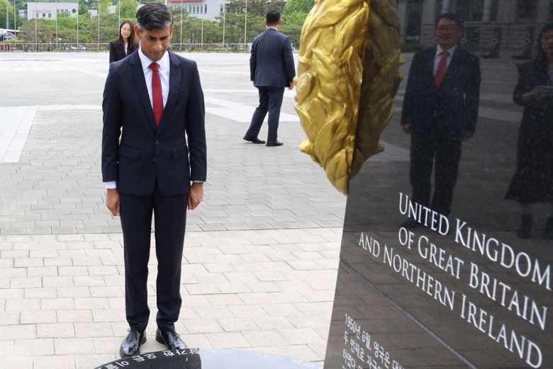 지난 21일 서울 용산 전쟁기념관을 방문한 리시 수낵 전 영국 총리가 6·25 전쟁 영국군 참전기념비 앞에서 묵념하고 있다. 전쟁기념사업회 제공
