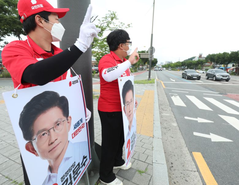 22일 전북 전주시 추천대교 앞 사거리에서 김문수 국민의힘 대선 후보의 선거운동원들이 거리 유세를 하고 있다.    뉴스1