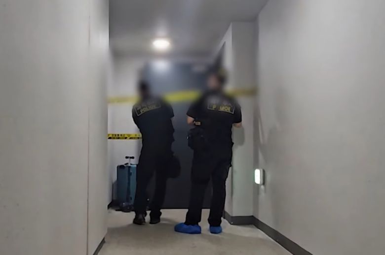 지난 22일 경기 파주시 와동동의 한 아파트에서 발생한 칼부림 사건 현장에 경찰 과학수사대가 출입통제선을 설치하고 있다. SBS 보도화면 캡처