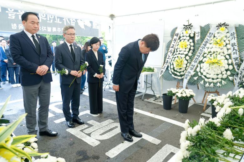 오영훈 제주도지사와 간부 공무원들이 23일 오후 제주도교육청에 마련된 숨진 중학교 교사 분향소를 찾아 헌화한 뒤 묵념하며 고인의 명복을 빌고 있다. 제주도 제공